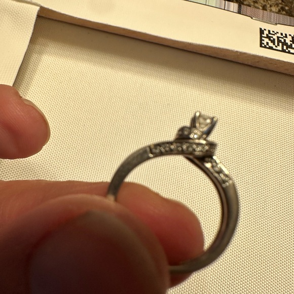Size 5 small engagement ring. Very pretty and petite wrap design - Picture 5 of 9
